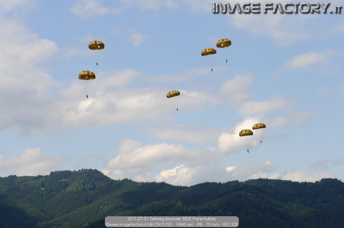 2011-07-01 Zeltweg Airpower 5625 Parachutists